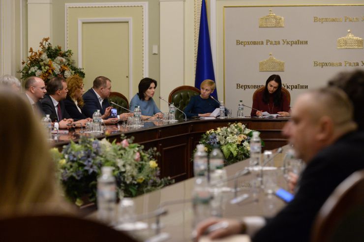 У Верховній Раді України відбулася презентація автобіографії Джона Маккейна «Буремна хвиля» в рамках проекту КНИЖКОВИЙ КЛУБ ВЕРХОВНОЇ РАДИ УКРАЇНИ «САМІТ З КНИГОЮ»

Відкриваючи засідання Книжкового клубу, присвячене презентації автобіографічної книжки американського сенатора Джона Маккейна «Буремна хвиля: добрі часи, праведні справи, великі битви та інші звитяги», модераторка заходу Світлана Привалова нагадала, що цей американський політики був великим другом України і що на його честь у Києві названо вулицю.
«Через всю книгу Джона Маккейна проходить думка про важливість служіння народу». - сказала керівниця видавництва «Vivat», котре видало книгу, Юлія Орлова, розповідаючи про причини вибору цієї книги для опублікування. «Мені захотілось познайомити максимально велику кількість людей з позицією людини, важливої для мене, для Америки і для всього світу», - додала Юлія Орлова. Вона також зазначила, що на її думку, «дана книга має бути однією з настільних книг у наших політиків і громадських діячів». При цьому видавець не виключила, що книжка може бути цікавою для широкого кола читачів, оскільки в ній багато особистого.
Своїми враженнями від книги поділилася народний депутат України VIII скликання, екс-голова Комітету у закордонних справах Ганна Гопко.
Надзвичайний і Повноважний Посол України, заступник Міністра закордонних справ України (2007-2010), представник України при Європейському Союзі (2010-2015) Костянтин Єлісєєв зазначив, що із захопленням прочитав презентовану сьогодні автобіографію.

У презентації також взяли участь: народні депутати України; Надзвичайний і Повноважний Посол України, виконуючий обов'язки Міністра закордонних справ України у 2009 році, автор книжки «Дипломатичні сюжети: невигадані історії кар'єрного дипломата» Володимир Хандогій; Сенатор Європейського Економічного Сенату Світлана Подлєсна; голова правління Центру громадських свобод, координаторка Євромайдан SOS Олександра Матвійчук; політологи та дипломати.
